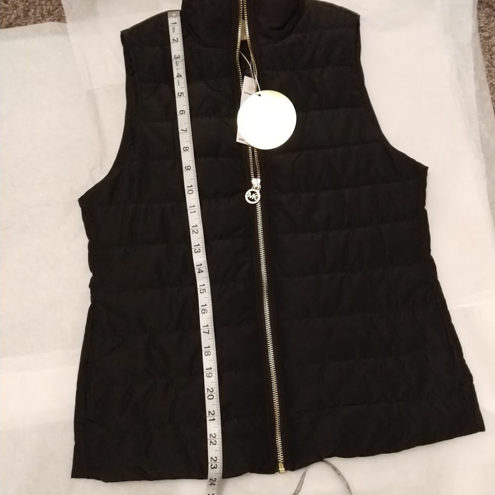 *FINAL SALE* Michael Kors Lightweight Puffer Vest. - Picture 4 of 8